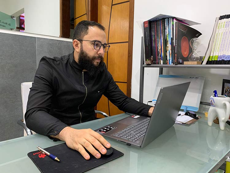 Cirurgião-dentista fala sobre o implante dentário 